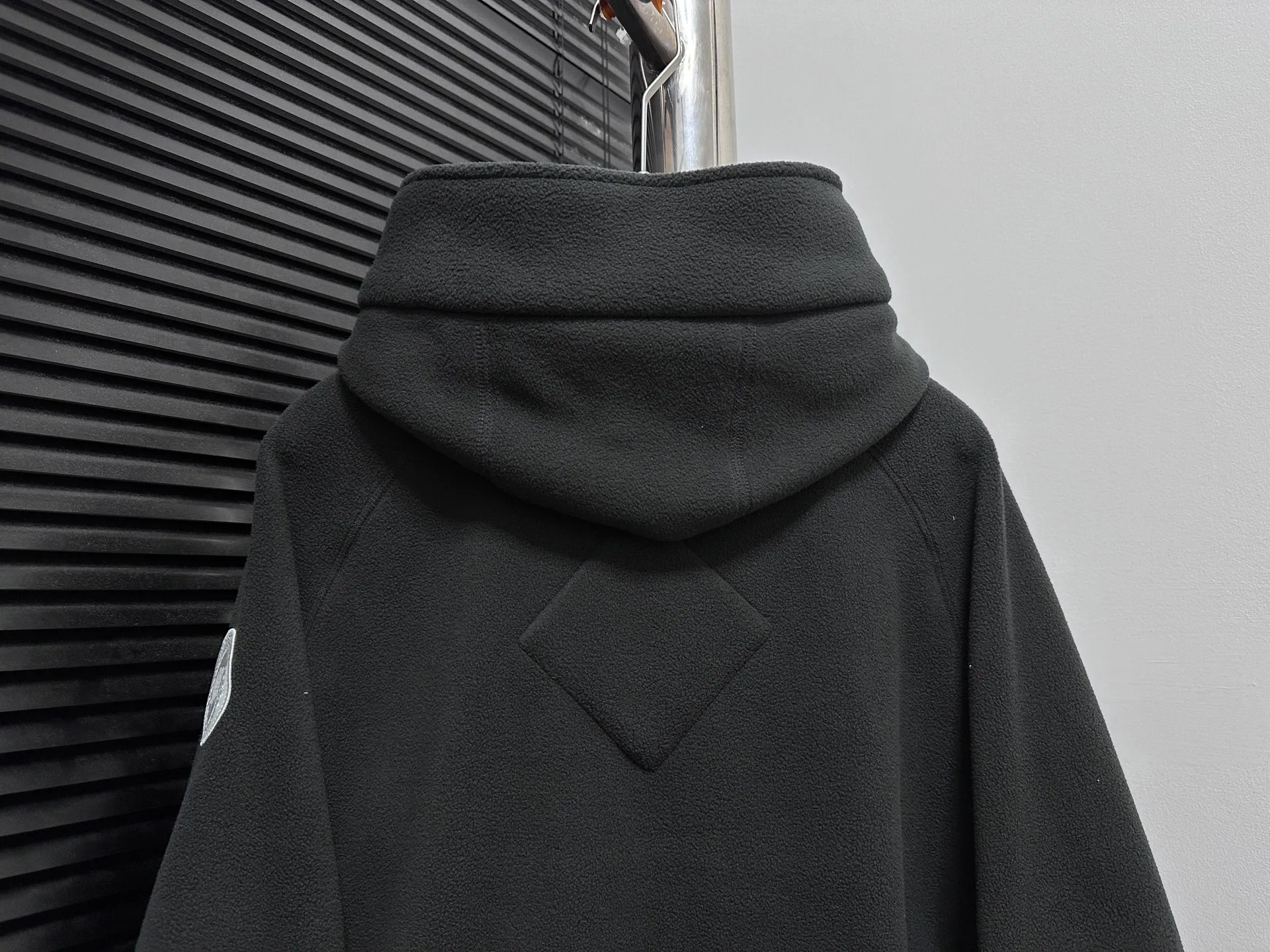 P600 [Canada Goose] Chilliwa 01 hooded wool fleece long-sleeved pilot #Canada Goose Chilliwa wool fleece pilot Canada goose Chilliwa Fce Bomber HUMANATURE, limited white label wool fleece. Light gray seems to be a color that is not available in every country. I like the white label. It is really high-end. Soft and comfortable, not heavy. Buyers who like it should hurry up😈 Size: S-XL